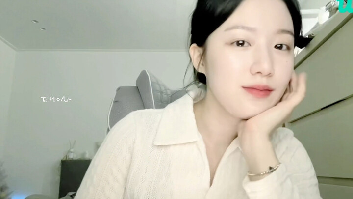 Shu Hua Ye’s eyes seem to gaze at dogs with just as much affection…