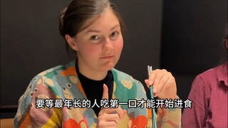外国女生发现中国餐桌礼仪的不同之处