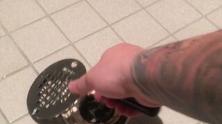 老婆说浴室的地漏又堵了，于是老公亲手疏通（高能慎点）