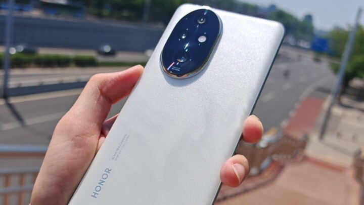 Honor 200 Pro đáp ứng được yêu cầu về khẩu độ lớn và phối màu Moon Shadow White được phơi bày hoàn t