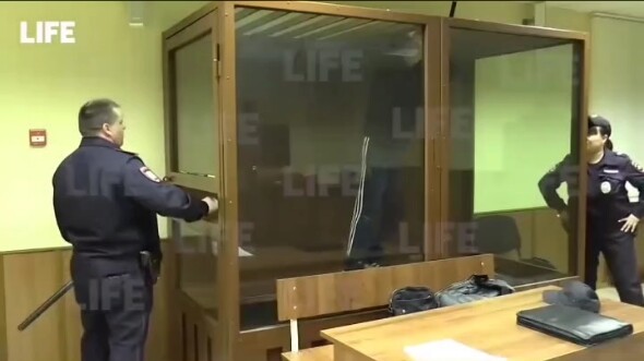 Hanya ini? Masih ingin mengurungku?