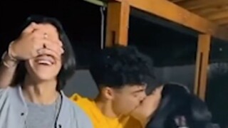 [Minh họa về loài người hoang dã] Người bạn này rất tốt, nếu có chuyện gì không ổn, anh ấy sẽ thực s