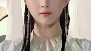 原来以前连白衣造型也是多种多样的，难怪观众会称现在的白衣造型为“丧葬风”