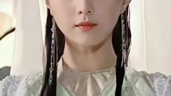 原来以前连白衣造型也是多种多样的，难怪观众会称现在的白衣造型为“丧葬风”