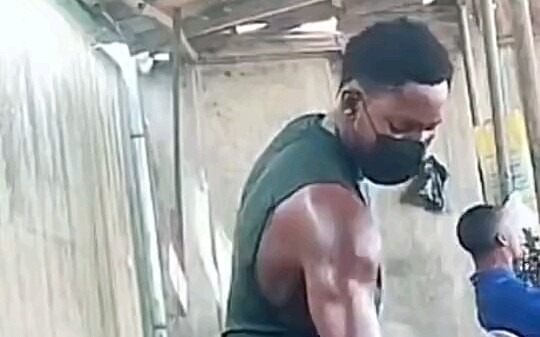 Hôm nay nó dám chặt pin, mai nó sẽ dám chặt người.