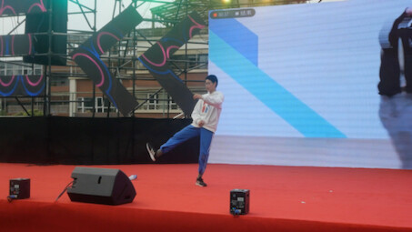 Có một ikun nhất định phải biểu diễn tài năng trước toàn thể học sinh trong trường