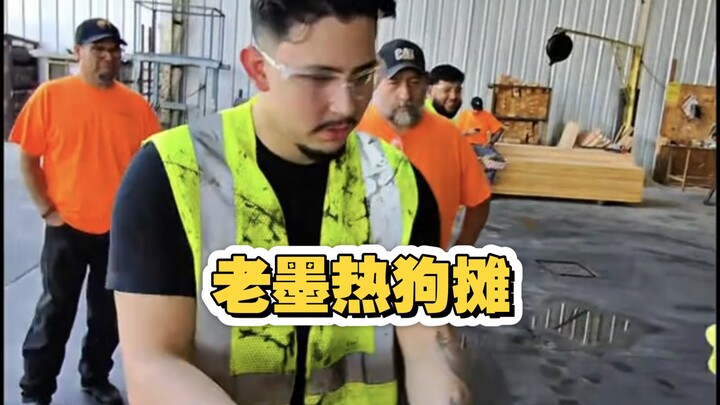 Gerobak Hot Dog Pak Mo: Siang ini menyajikan makan siang lezat berupa hot dog sosis untuk 70 pekerja