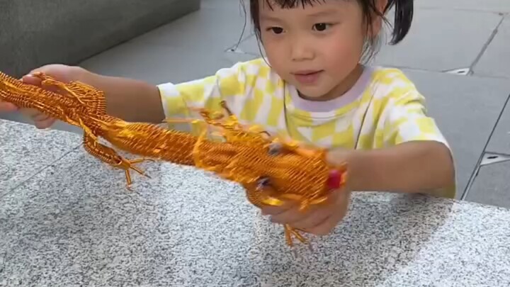 The child’s golden dragon is so ugly.