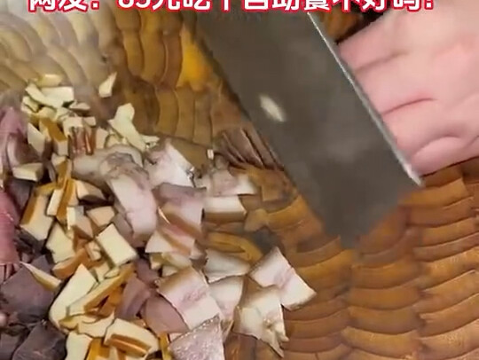 Man buys an 85-yuan fried rice—way too much food!