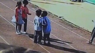 校园事件：二年级女生对两名一年级男生的欺负！！！