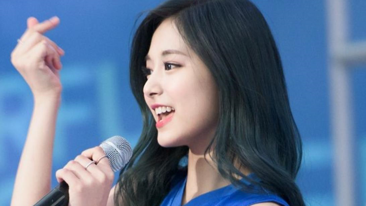 At Yonsei University, as soon as Jisoo and Yuqi appeared, the crowd erupted in cheers and showered Y