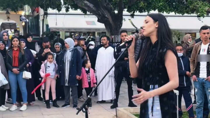 Nyanyian lagu Mandarin saya menarik perhatian orang yang lewat di luar negeri, dan mereka semua sang