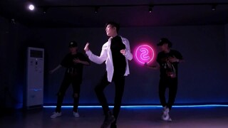 رقص توانغ قه حقًا مذهل! ساقي توانغ توانغ ليستا مجرد ساقين، بل كمياه الربيع على ضفاف نهر السين... ارت