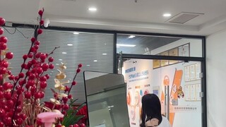 الفتيات لا يقاومن المرآة أبدًا