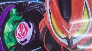 Kepala Kamen Rider Geats Thruster MKII terbuka, pencocokan warna tiga lapis hitam, putih dan oranye,