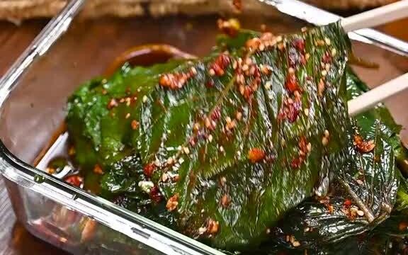 In our Yanbian region, almost every meal includes perilla leaves. Friends, you can try making it—it’