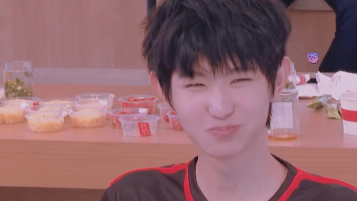 أنقذوني!! هو ظريف جدًا في البرنامج التلفزيوني لدرجة أنه طعن قلبي فورًا!