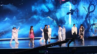 The whole group of people shoots the poem of the big dream