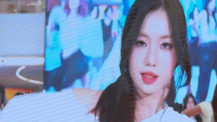 Khi gương mặt của tôi đột nhiên xuất hiện ở vị trí trung tâm trên màn hình lớn trong vũ đạo✨