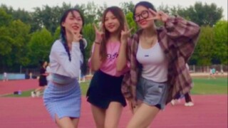 今日份甜度超标！和姐妹一起操场ttt