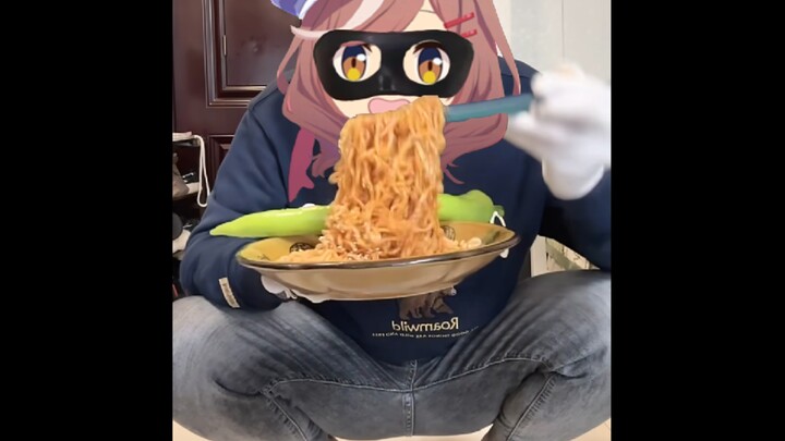 نودلز الديك الرومي بالفلفل الحار، غبي لدرجة أنني إذا لم أتناولها يومًا واحدًا أشعر بالقلق الشديد.