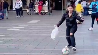Random street football challenge, if you are invited to challenge, will you go and try some fancy mo