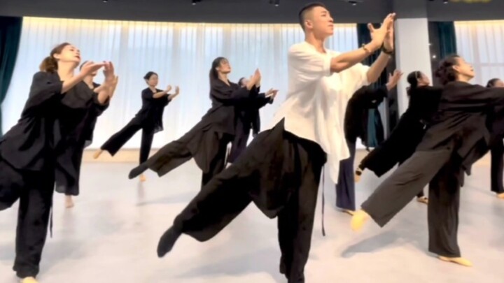 The extended version of "Yu Qing" that the whole network is dancing to is here. Original choreograph