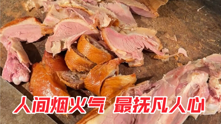 Finally got to try Fujian-style braised pork noodles—so delicious! The young lady serving us was sup