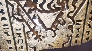 今日首蚌，新生代奥特曼十周年展的特利迦石板拍摄道具被人扣下来一块