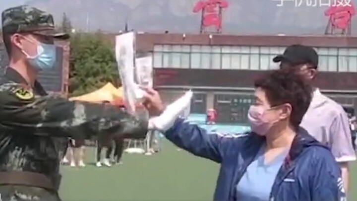 Khoảnh khắc anh bộ đội giơ tay lên, tôi bỗng bật khóc, xin được tri ân!