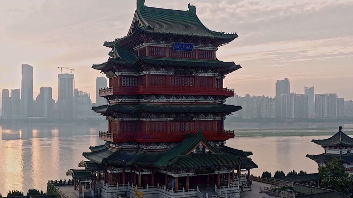 Tengwang Pavilion: “The rosy clouds and a lone wild duck fly together; the autumn waters blend with 