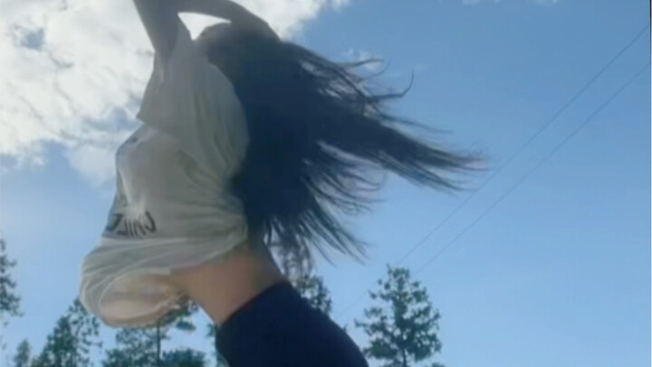 15-year-old high school girl dances to "ATTENTION" under the beautiful sky