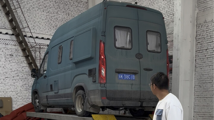 ดิ้นรนมาหนึ่งเดือน ท่อประปารถบ้านก็ซ่อมเสร็จสักที!