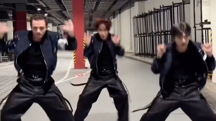 Nhóm nhảy phụ họa của Stray Kids nhảy “DIVINE & Do It”