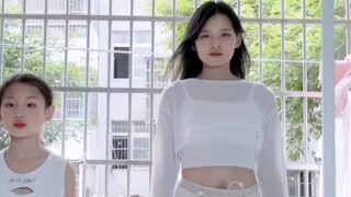 A single mother who has been raising her children for seven years teaches them to dance at home to e