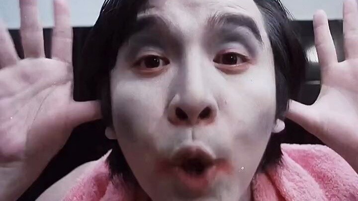 ผีน้อยติดสินบนผู้พิพากษาให้ใช้ชายหนุ่มเป็นตัวแทน แต่โชคดีที่ผีสามีทั้งสามของแฟนสาวของเขาช่วยเขาไว้