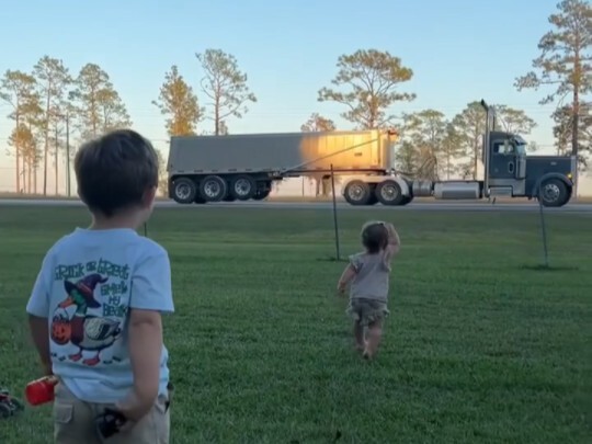 "السعادة تتجسد الآن"