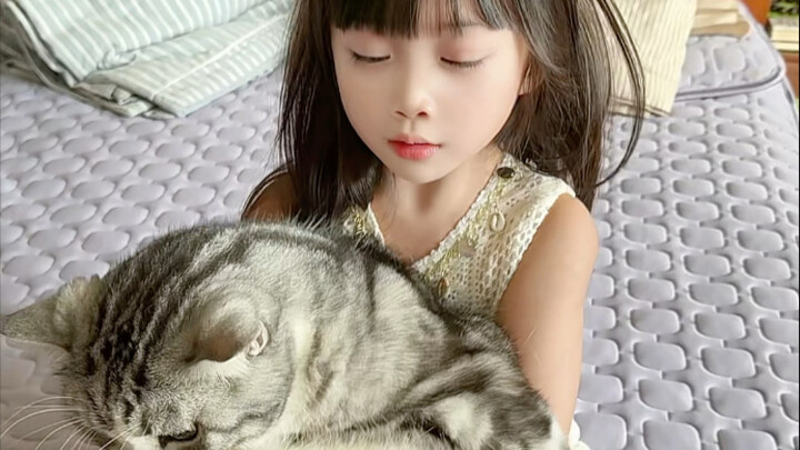 ไม่อยากจะเชื่อเลย ลูกสาววัยสี่ขวบของฉันกำลังพูดจาจีบแมวอายุห้าขวบอยู่…