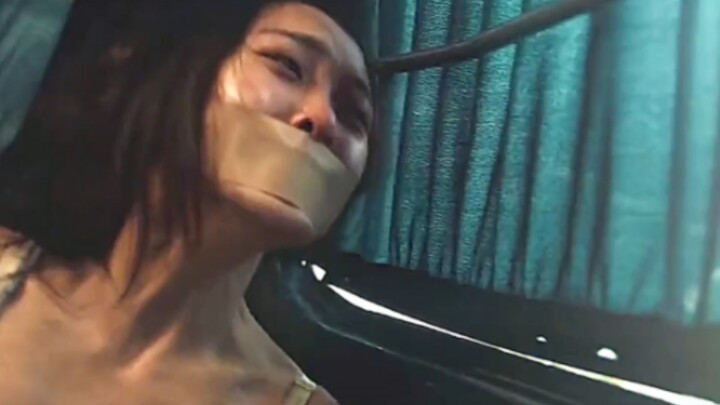 A deranged serial killer who kidnaps young women has a peculiar fetish: he loves covering his car in