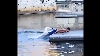 Ngỗng: Thách thức giới hạn của tôi à? Quần lót cho mày cởi luôn đây.