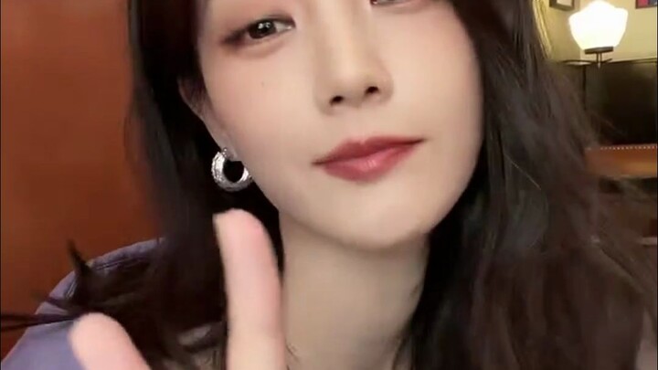 Li Yitong called out to Dan Yichun during a livestream, asking her to teach her 38 vocal trills.