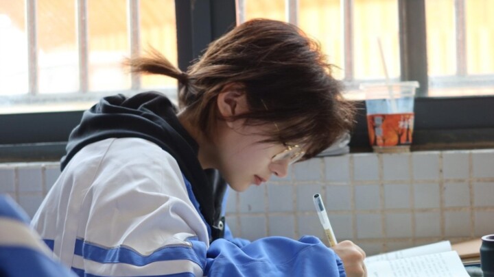 “لا داعي للتباهي؛ الزهرة عطرها طبيعي، والحب يدوم طبيعياً.”