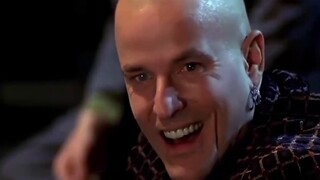 Memberi permen pada buaya kecil? Tanganku gemetar dan aku memasukkan bom itu ke dalam mulutnya