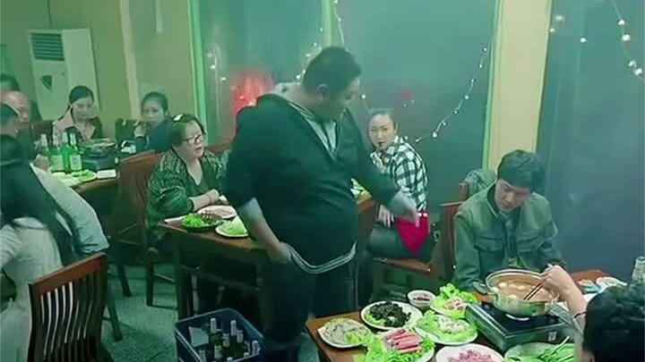 A 500-ton Fat Guy Bullies a Nice Guy—But the Next Second He Teaches Him a Lesson!