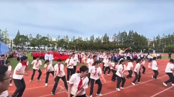 I won first prize in the whole grade for the dance "Evolution of Summer" at the opening ceremony of 