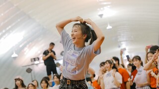 Học sinh trung học nhảy tại một hội nghị truyện tranh? Hãy xem điệu nhảy ngẫu nhiên của Lễ hội hoa m