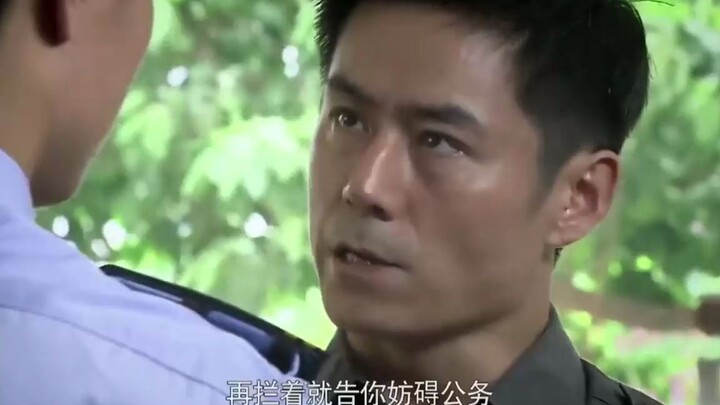 武装：警察要求领导打开箱检查，没想一打开，在场所有人吓惨