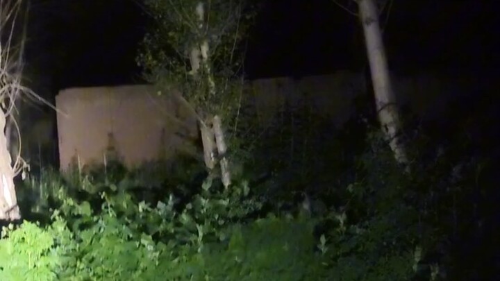 In the post-apocalyptic wasteland, how can ordinary people build a shelter to withstand zombie attac