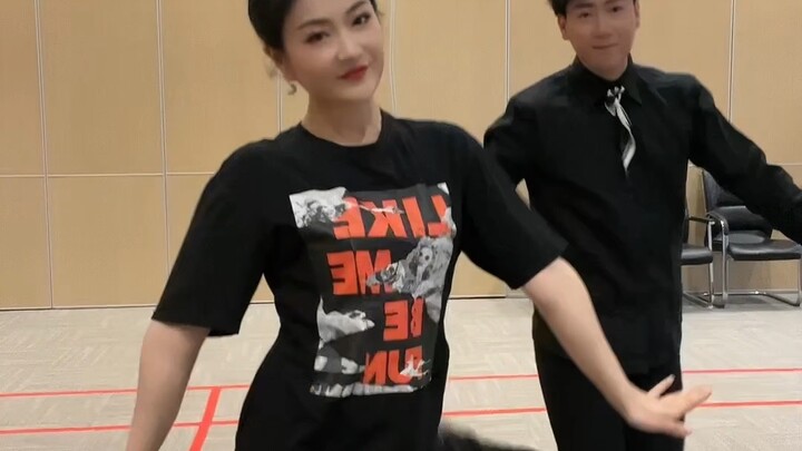 กิจกรรมหลังเวทีการแสดง แขนขาแก่ๆ ออกมาแล้ว หนุ่มสาวซินหลิงมาแล้ว ทุกคนช่วยติดตามพาร์ทเนอร์เก่าของฉัน