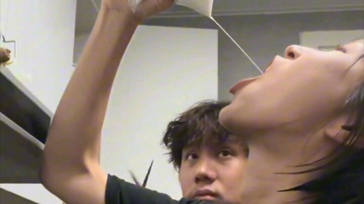 Ngày nào anh ấy không làm trò lố bịch, tình cảm của bọn mình sẽ từ từ phai nhạt mất thôi...